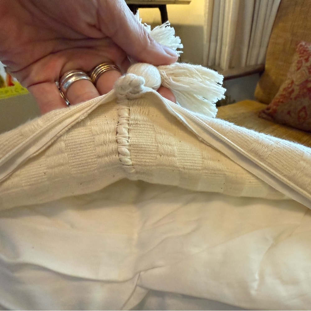 Archive New York Natural White Antigua Pillow - Picture 5 of 10